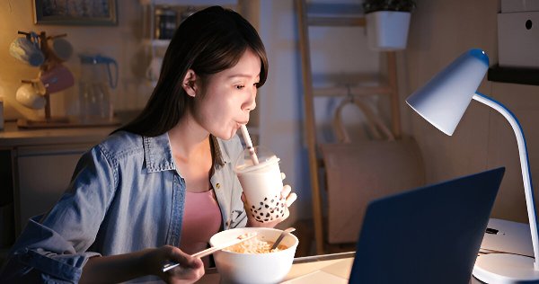 Waspada! Ini Dampak Sering Makan Tengah Malam! [Waktu Baca 2 Menit]